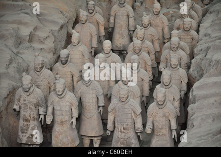 Un array di cinesi guerrieri di terracotta da Xi'an tomba Foto Stock