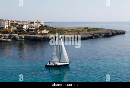 Barca a vela nei pressi di Punta penisola Pagell,Porto Cristo, Mallorca,Spagna Foto Stock