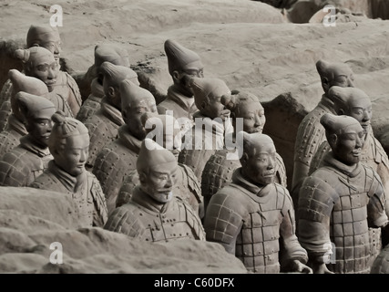 Un array di cinesi guerrieri di terracotta da Xi'an tomba Foto Stock