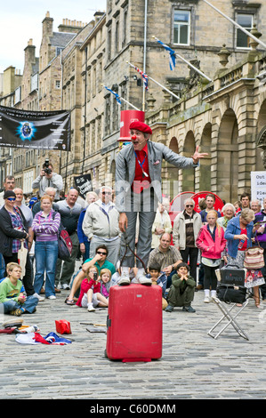 Edinburgh Fringe Festival artista sul Royal Mile di Edimburgo in Scozia Foto Stock