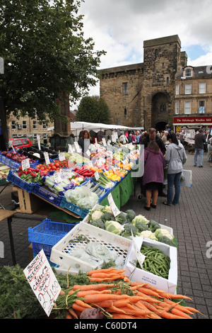 People shopping nel mercato di Hexham, Northumberland, North East England, Regno Unito Foto Stock