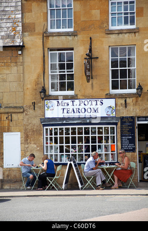 Gusterete cibo e bevande alla sala da tè Mrs T. Potts a Moreton, Marsh, nel Cotswolds, Gloucestershire, Regno Unito, in luglio, ribattezzata Cotswold Tearoom Foto Stock