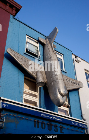 Decorato in maniera colorata facciata blu sopra il negozio con il gigante piano in Camden High Street in Camden Market area, Londra Foto Stock