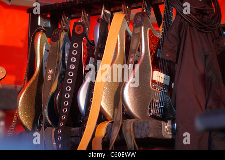 Alimentatore a lo splendore Festival. chitarra alimentatore rack sono ora cantante e chitarrista Grant Nicholas e bass player Taka Hirose, accompagnata da musicisti di sessione Foto Stock