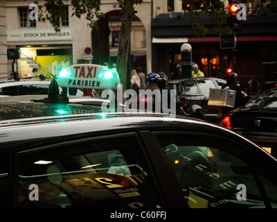 Illuminata Taxi Parisien sign in serata, Paris Saint Germain trimestre. Foto Stock