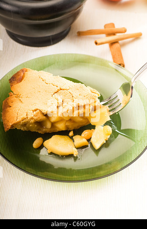 Freschi Fatti in casa torta di mele su verde piatto di vetro colseup macro mangiare con forca Foto Stock