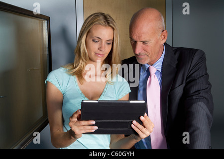 La gente di affari utilizzando tablet insieme Foto Stock