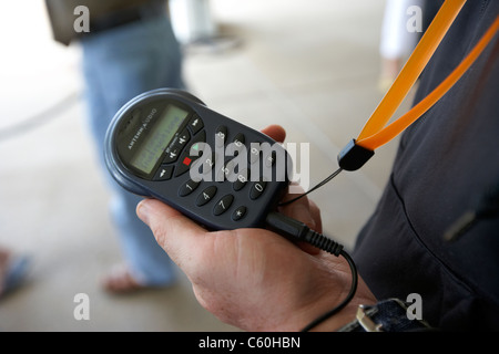 L'uomo holding tour digitale audio guida Memphis, Tennessee, Stati Uniti d'America Foto Stock