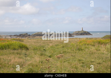 Isola di Anglesey North Wales UK cercando di fronte al faro Rhoscolyn una volta usato come ausilio di navigazione Rhoscolyn torre faro sorge su una piccola isola rocciosa Foto Stock