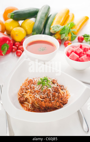 Italiano classico spaghetti al ragù e verdure fresche su sfondo,più cibo delizioso sul portafoglio Foto Stock