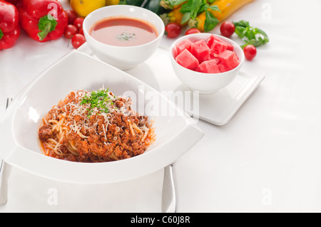 Italiano classico spaghetti al ragù e verdure fresche su sfondo,più cibo delizioso sul portafoglio Foto Stock