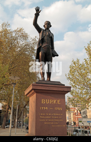 Statua di Edmund Burke, statista irlandese, autore e oratore, un teorico politico e filosofo in Bristol, Regno Unito. Foto Stock