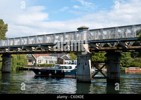 Il fiume Tamigi con barca a vela sotto il ponte, Cookham, Berkshire, Inghilterra, Regno Unito Foto Stock