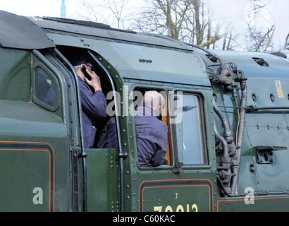 Il telefono cellulare e il vapore. British Railways " Britannia' Classe Pacific Standard n. 70013 "Oliver Cromwell' in attesa della partenza Foto Stock