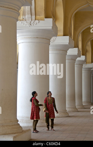 Due ragazze in Tirumalai Nayak Palace Madurai Tamil Nadu India del Sud Foto Stock