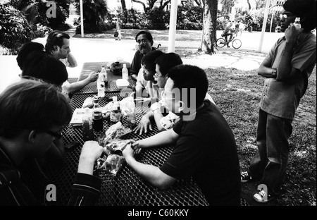 Singapore partito democratico incontro con ONG svedesi a Speakers corner sotto sorveglianza da DSI agent in bicicletta Foto Stock