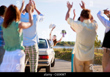 Sposa sventolano al party di nozze da auto Foto Stock