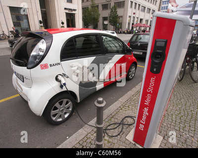 Flinkster DB Carsharing auto elettrica essere ricaricati sulla strada di Berlino tedesco Foto Stock