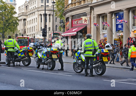 Londra policemans sui motocicli, legge e ordine di controllo. Non lontano da Trafalgar Square, Whitehall sulla strada. London REGNO UNITO Foto Stock