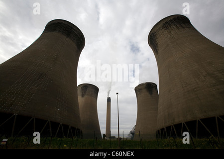 Torri di raffreddamento a Ferrybridge power station, situata sul fiume Aire, vicino a Wakefield, West Yorkshire, Foto Stock