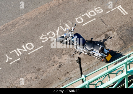 Brighton East Sussex Marine Drive divertente scenario di segno - Solo M/cs solo - così soltanto una moto parcheggiata ! Foto Stock