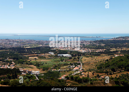 La città costiera di Setubal e la penisola di Troia in Portogallo. Foto Stock