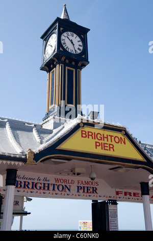 Brighton Palace Pier East Sussex ingresso positivo segno segni di clock tower benvenuto pilastri del montante Foto Stock