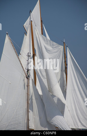 Close up di vele sulle vecchie barche in legno goletta Foto Stock