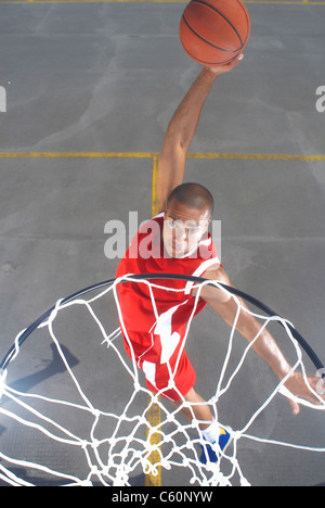 Giocatore di basket circa di dunk Foto Stock