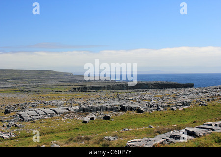 Paesaggio carsico intorno Dun Aonghasa, Inishmore, la più grande delle Isole Aran, Irlanda Foto Stock