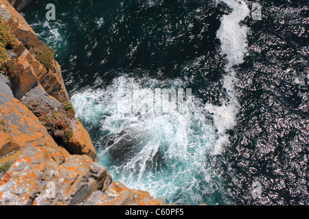 Onde si infrangono off Dun Aonghasa, Inishmore, la più grande delle Isole Aran, Irlanda Foto Stock