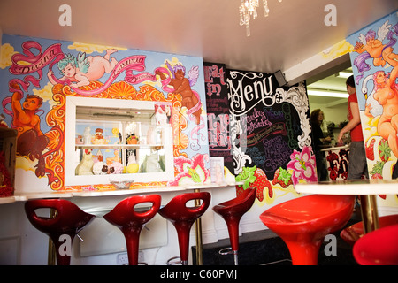 Brighton East Sussex Choccywoccydoodah bar du Chocolat o vibrante di cioccolato colorato colorato pitture murali cafe menu Chalk board Foto Stock