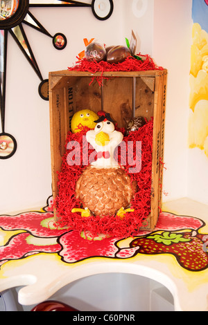 Brighton East Sussex Choccywoccydoodah bar du Chocolat o cioccolato cartoon comico & Pollo Pulcino e uova in rosso la paglia Foto Stock