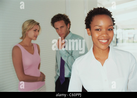 La gente di affari parlando di un collega Foto Stock