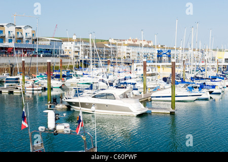 Brighton Marina , East Sussex , motor & power boats a ormeggi Foto Stock