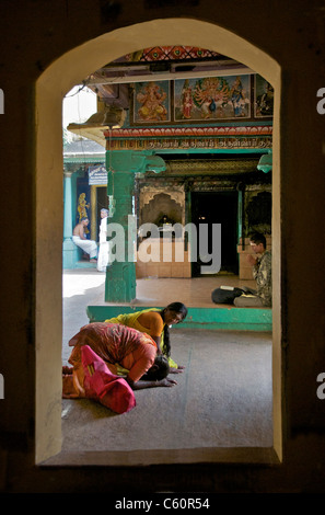 Due donne pregando Rock Fort Temple Tiruchirapalli Tamil Nadu India del Sud Foto Stock