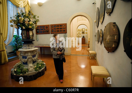 L'autore e critico Dame Margaret Drabble visite al Museo dell'Opificio della Pietre dura in Firenze, Italia. Foto Stock