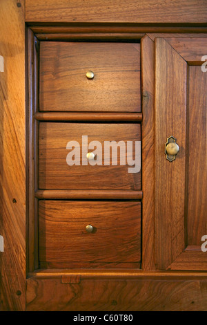 Dettaglio di un tradizionale cabinet in legno con tre cassetti. Foto Stock