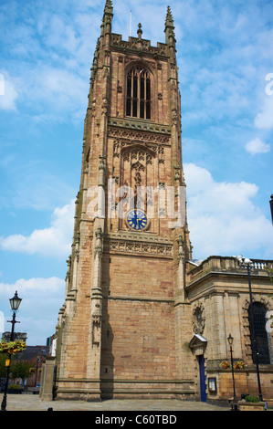 La torre della cattedrale di Derby dal cancello di ferro Derby REGNO UNITO Foto Stock