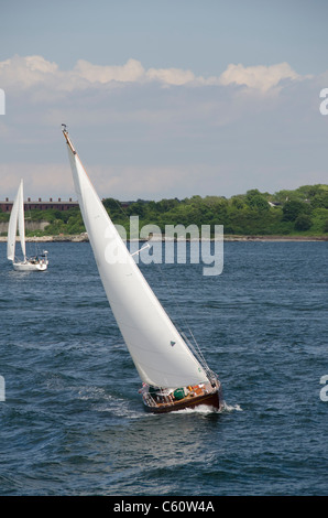 Stati Uniti d'America, Rhode Island, Newport. Barca a vela in Newport Harbor. Foto Stock