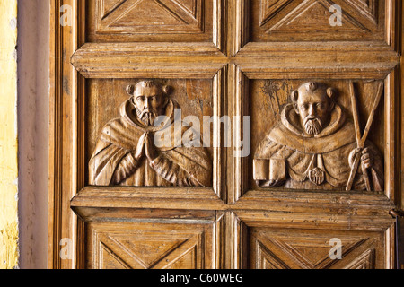 Scolpiti in legno porta a Nuestra Senora de la Merced, Antigua, Guatemala Foto Stock