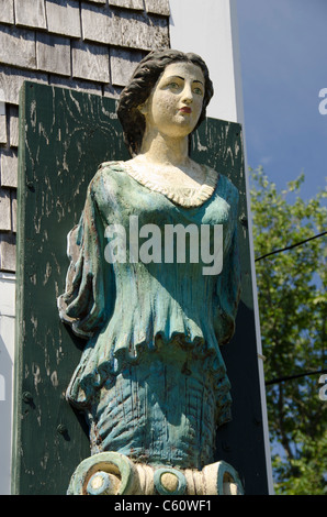 Massachusetts, Nantucket Island. Figura femminile masthead (aka polena) sulla casa. Foto Stock