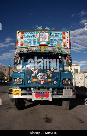 Decorate Tata vettore di merci su strada di Leh in Himalaya Ladakh India del nord Foto Stock