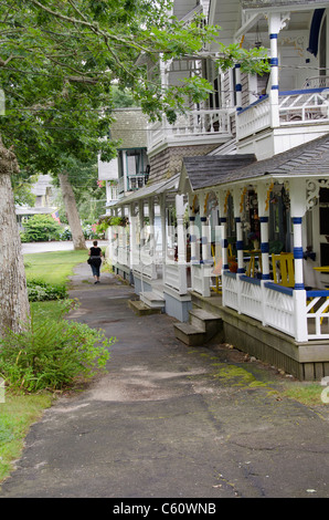 Massachusetts, Martha's Vineyard, Oak Bluffs. Xix secolo tradizionale incontro di Camp Cottage. Modello di rilascio. Foto Stock