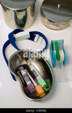 Un kit medico per il prelievo di sangue. Foto Stock