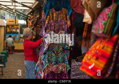 Il Mercado de Artesanias, artigiani mercato, Antigua, Guatemala Foto Stock