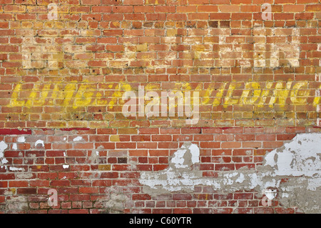 La texture e la scrittura su un vecchio muro di mattoni in centro storico Fernandina Beach, Florida Foto Stock