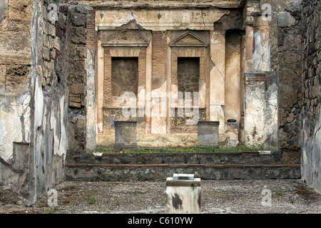 Pompei Italia resti dell antica città dopo la distruzione da eruzione del Monte Vesuvio. Altare cortile dell'edificio. Foto Stock