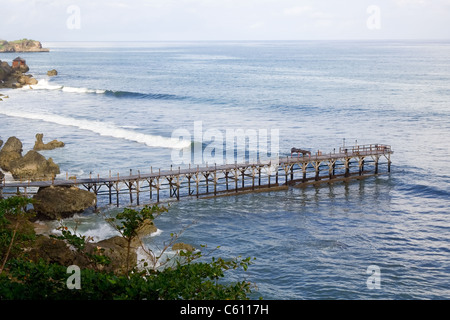 Il molo di legno che si estende fuori in mare Foto Stock