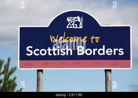 Segno di benvenuto ai confini scozzesi a Lamberton sulla A1 road. Berwickshire, Scotland, Regno Unito Foto Stock